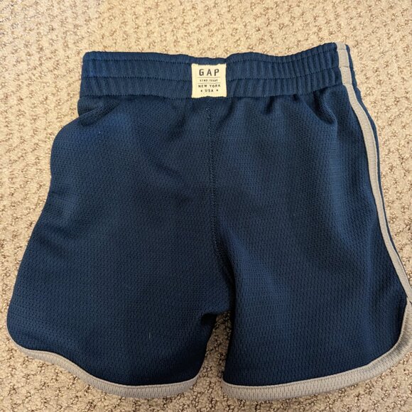 5 pairs of 2t shorts - Picture 2 of 10